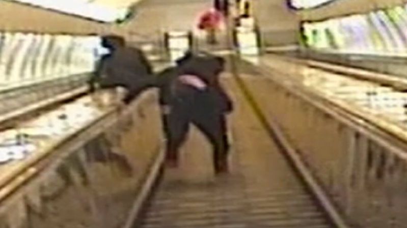 Lupič s berlí přepadl muže na eskalátorech v metru. Po potyčce utekl